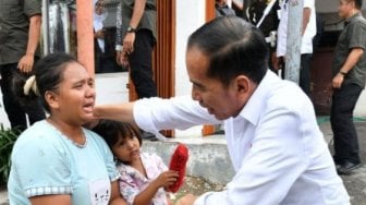 Momen Haru Penyandang Disabilitas Buntuti Presiden Jokowi