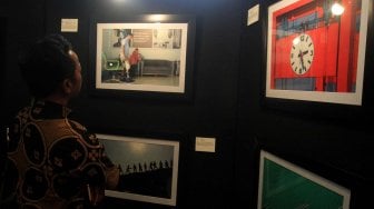 Suasanan pameran foto di lobi BPJAMSOSTEK Jakarta, Jumat (12/6). [Suara.com/Oke Atmaja]
