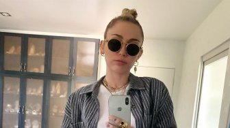 Bukan Bunga, Miley Cyrus Malah Pakai Mainan Seks Untuk Hiasan Rumah