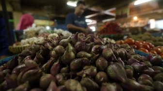 Pedagang beraktivitas di Pasar Minggu, Jakarta Selatan, Jumat (6/12). [Suara.com/Angga Budhiyanto]