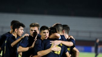 Sejumlah pesepak bola Real Madrid U-18 merayakan gol yang dicetak Javier Rodriguez Lancho ke gawang Arsenal U-18 saat pertandingan U-20 International Cup 2019 di Stadion Kapten I Wayan Dipta, Gianyar, Bali, Kamis (5/12). [ANTARA FOTO/Fikri Yusuf]