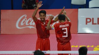 Pesepak takraw Indonesia Saiful Rijal (kiri) beraksi bersama rekannya Muhammad Hardiansyah Muliang (kanan) setelah berhasil meraih angka atas lawannya pesepak takraw Myanmar Aung Naing Oo - Zin Min Oo dalam pertandingan babak Final Sepak Takraw Ganda Beregu Putra SEA Games ke-30 di Subic Gymnasium, Filipina, Kamis (5/12). [ANTARA FOTO/Nyoman Budhiana]