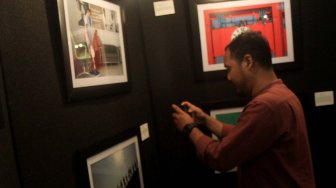 Suasanan pameran foto di lobi BPJAMSOSTEK Jakarta, Jumat (12/6). [Suara.com/Oke Atmaja]