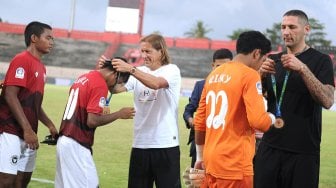 Director Organizing Committee U-20 International Cup 2019 Michel Salgado (tengah) dan mantan pesepak bola Timnas Italia Marco Materazzi (kanan) mengalungkan medali kepada sejumlah pesepak bola Indonesia U-20 All Stars usai pertandingan perebutan tempat ketiga U-20 International Cup 2019 di Stadion Kapten I Wayan Dipta, Gianyar, Bali, Sabtu (7/12). [ANTARA FOTO/Fikri Yusuf]