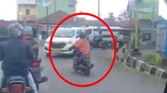 Nekat Hadang Pengguna Jalan dari Lawan Arah, Emak-Emak Ini Bikin Geregetan