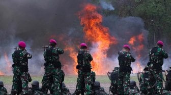 Prajurit Korps Marinir TNI Angkatan Laut bersiap menembak saat Pemecahan Museum Rekor-Dunia Indonesia (MURI) di Lapangan Tembak Internasional FX. Soepramono, Bhumi Marinir Karangpilang, Surabaya, Jawa Timur, Sabtu (7/12).   [ANTARA FOTO/Didik Suhartono]