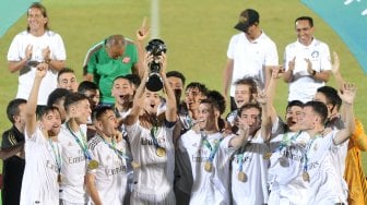 Sejumlah pesepak bola Real Madrid U-18 mengangkat piala juara U-20 International Cup 2019 usai pertandingan babak final melawan Inter Milan U-18 di Stadion Kapten I Wayan Dipta, Gianyar, Bali, Sabtu (7/12). [ANTARA FOTO/Fikri Yusuf]