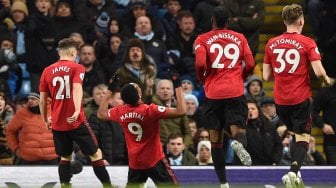 Striker Manchester United Anthony Martial merayakan golnya usai mencetak gol kedua mereka selama pertandingan sepak bola Liga Inggris antara Manchester City melawan Manchester United di Stadion Etihad, Manchester, Inggris, Sabtu (7/12).[Oli SCARFF / AFP]