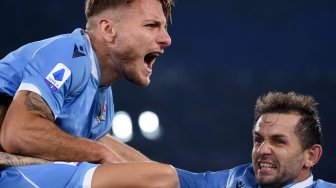 Pemain depan Italia asal Italia Ciro Immobile (kiri) merayakan golnya selama pertandingan sepak bola Serie A Italia, Lazio melawan Juventus di stadion Olimpico, Roma, Italia, Minggu (8/12) dini hari WIB. [Filippo MONTEFORTE / AFP]
