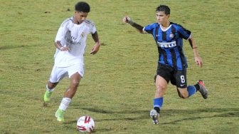 Pesepak bola Real Madrid U-18 Peter Federico Gonzalez Carmona (kiri) berebut bola dengan pesepak bola Inter Milan U-18 Mattia Mirachi (kanan) saat pertandingan babak Final U-20 International Cup 2019 di Stadion Kapten I Wayan Dipta, Gianyar, Bali, Sabtu (7/12). [ANTARA FOTO/Fikri Yusuf]