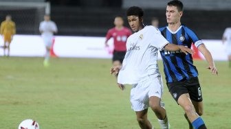 Pesepak bola Real Madrid U-18 Peter Federico Gonzalez Carmona (kiri) berebut bola dengan pesepak bola Inter Milan U-18 Eduardo Sottini (kanan) saat pertandingan babak Final U-20 International Cup 2019 di Stadion Kapten I Wayan Dipta, Gianyar, Bali, Sabtu (7/12). [ANTARA FOTO/Fikri Yusuf]