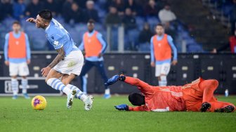 Kiper Juventus Wojciech Szczesny melakukan pelanggaran terhadap pemain tengah Lazio Joaquin Correa di area penalti selama pertandingan sepak bola Serie A Italia, Lazio melawan Juventus di stadion Olimpico, Roma, Italia, Minggu (8/12) dini hari WIB. [Filippo MONTEFORTE / AFP]
