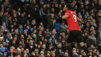 Striker Manchester United Anthony Martial merayakan golnya usai mencetak gol kedua mereka  selama pertandingan sepak bola Liga Inggris antara Manchester City melawan Manchester United di Stadion Etihad, Manchester, Inggris, Sabtu (7/12). [Lindsey Parnaby / AFP]