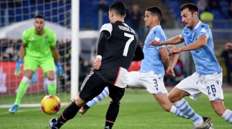 Penyerang Juventus Cristiano Ronaldo menembak ke gawang Lazio selama pertandingan sepak bola Serie A Italia, Lazio melawan Juventus di stadion Olimpico, Roma, Italia, Minggu (8/12) dini hari WIB. [Filippo MONTEFORTE / AFP]