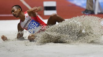 Atlet lompat jauh Indonesia Sapwaturrahman melompat pada pertandingan Lompat Jauh Putra SEA Games ke-30 di Stadion Atletik New Clark, Filipina, Sabtu (7/12). [ANTARA FOTO/Nyoman Budhiana]