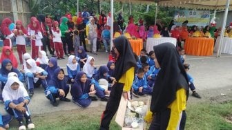 Patut Ditiru, Siswa SD 1 Enrekang Pungut Sampah Disela Acara PKK