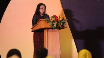 Menteri Pemberdayaan Perempuan dan Perlindungan Anak Republik Indonesia, Bintang Puspayoga memberi sambutan saat Malam Penganugerahan Piala Merak 2019 di Wisma Antara, Jakarta Pusat, Senin (9/12). [Suara.com/Angga Budhiyanto]