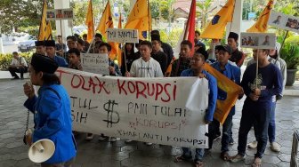 Peringati Hari Antikorupsi, PMII Bantul Unjuk Rasa di Depan Gedung DPRD