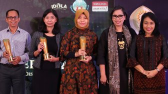 Asisten Redaktur Pelaksana sekaligus perwakilan dari Suara.com, Ririn Indriani (kedua kiri) berfoto usai menerima piala penghargaan Piala Merak 2019 bersama Menteri Pemberdayaan Perempuan dan Perlindungan Anak Republik Indonesia, Bintang Puspayoga (kanan) saat Malam Penganugerahan Piala Merak 2019 di Wisma Antara, Jakarta Pusat, Senin (9/12). [Suara.com/Angga Budhiyanto]