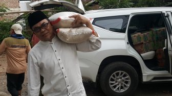 Anggota DPRD Ini Banten Rela Pikul Beras Bantu Korban Banjir di Bayah Lebak