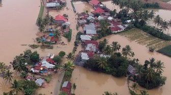 Foto udara dampak banjir di Nagari Taram, Kecamatan Harau, Kab.Limapuluhkota, Sumatera Barat, Selasa (10/12). [ANTARA FOTO/Iggoy el Fitra]