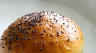 Lihat Roti Ini di Toko Kue, Pas Dizoom Warganet Salfok Baca Tulisannya