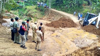 Material Longsor di Kabandungan Sukabumi Dibersihkan, Kendaraan Bisa Lewat