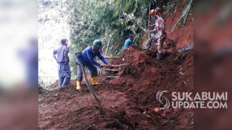 Tebing 15 Meter Longsor di Bojonggenteng Sukabumi, Timpa Saluran Irigasi