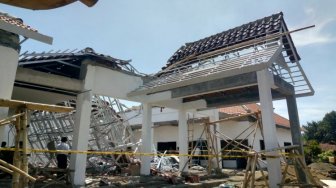 Tim Labfor Polda Jatim Uji Bahan Konstruksi Kantor Kecamatan Jenggawah