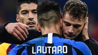 Pemain Inter Milan Sebastiano Esposito (kanan) menghibur pemain depan Inter Milan Lautaro Martinez pada akhir pertandingan sepak bola Grup F Liga Champions Inter Milan melawan Barcelona di Giuseppe Meazza, Milan, Italia, Rabu (11/12) dini hari WIB. [Miguel MEDINA / AFP]