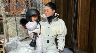 Gokil! Putri Kylie Jenner Dapat Kado Natal Kereta Kencana dari Sang Ayah