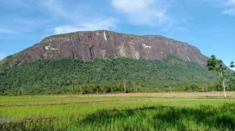 Bukit Kelam Sintang: Misteri Bongkahan Batu Raksasa dan Kematian Bujang Beji