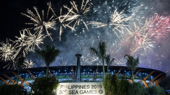 Suasana pesta kembang api saat penutupan SEA Games 2019 di Stadion Atletik New Clark City, Tarlac, Filipina, Rabu (11/12). Pesta olahraga terbesar ke-30 di Asia Tenggara tersebut resmi ditutup dan Vietnam akan menjadi tuan rumah selanjutnya untuk SEA Games 2021. [ANTARA FOTO/Sigid Kurniawan]