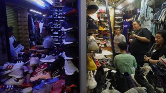 Pedagang sepatu di Pasar Taman Puring, Jakarta Selatan, Rabu (11/12). [Suara.com/Angga Budhiyanto]