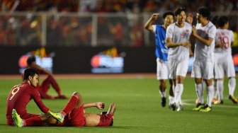 Pemain Timnas U-22 Indonesia Osvaldo Haay (kedua kiri) dan Muhammad Rafli (kiri) meluapkan kesedihan seusai kalah dari Timnas Vietnam dalam final sepak bola putra SEA Games 2019 di Stadion Rizal Memorial, Manila, Filipina, Selasa (10/12). [ANTARA FOTO/Sigid Kurniawan]
