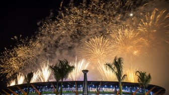 Suasana pesta kembang api saat penutupan SEA Games 2019 di Stadion Atletik New Clark City, Tarlac, Filipina, Rabu (11/12). Pesta olahraga terbesar ke-30 di Asia Tenggara tersebut resmi ditutup dan Vietnam akan menjadi tuan rumah selanjutnya untuk SEA Games 2021. [ANTARA FOTO/Sigid Kurniawan]