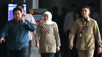 Gubernur Jawa Timur Khofifah Indar Parawansa bersiap mengikuti sidang di Pengadilan Tipikor, Jakarta, Rabu (11/12). [ANTARA FOTO/M Risyal Hidayat]
