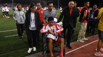 Ketua Umum PSSI Mochamad Iriawan (ketiga kanan) mendorong kursi roda pemain Timnas U-22 Indonesia Evan Dimas yang cedera seusai penyerahan medali sepak bola putra SEA Games 2019 di Stadion Rizal Memorial, Manila, Filipina, Selasa (10/12). [ANTARA FOTO/Sigid Kurniawan]
