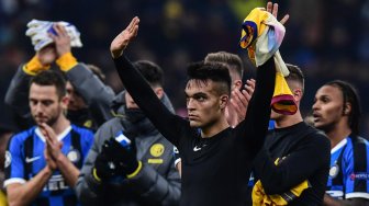 Pemain depan Inter Milan Lautaro Martinez dan rekan menghibur suporter pada akhir pertandingan sepak bola Grup F Liga Champions Inter Milan melawan Barcelona di Giuseppe Meazza, Milan, Italia, Rabu (11/12) dini hari WIB. [Miguel MEDINA / AFP]