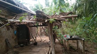 Sedih! Nenek Miskin Tinggal dalam Gubuk Tak Layak Huni di Tengah Hutan