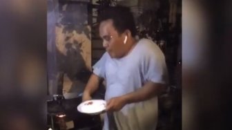 Kocak, Abang Ini Jualan Nasi Goreng Sambil Joget Pakai Lagu BTS