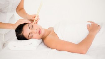 Terapi Ear Candle Bisa Membersihkan Kotoran Telinga, Mitos atau Fakta?