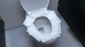 Ini Alasan Kenapa Melapisi Dudukan Toilet dengan Tisu Adalah Sia-Sia
