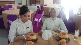 Bakso Batok Kelapa Jadi Menu Andalan Restoran Homara di Pinggir Pantai