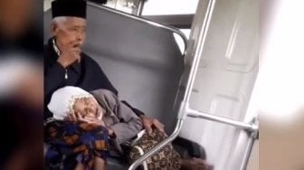 Bikin Terharu, Aksi Romantis Kakek Nenek di Kereta Ini Viral