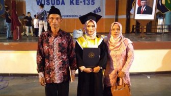 Cerita Mahasiswi Anak Kuli Angkut Pasir Jadi Lulusan Terbaik Unsoed