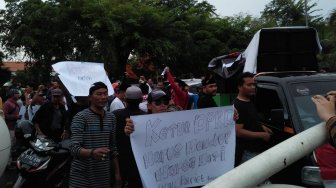 Ratusan Massa Pendukung Kartu Sehat Bekasi Desak Ketua DPRD Mundur