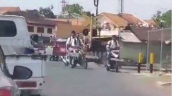 Kelakuan Minus Pemotor di Perlintasan Kereta Api ini Tuai Kecaman