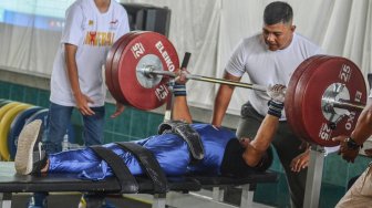 Atlet angkat berat penyandang disabilitas bersiap melakukan angkatan saat lomba kelas tunadaksa dalam kejuaraan Peparkot Disabilitas di Gedung GGM, Kota Tasikmalaya, Jawa Barat, Kamis (12/12). [ANTARA FOTO/Adeng Bustomi]