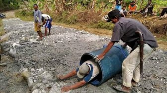 Jalan Rusak dan ‘Diabaikan’ Irna, Warga Cimanggu Pandeglang Lakukan Ini
